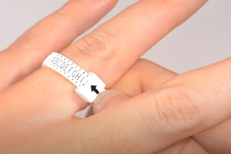 using a ring sizer