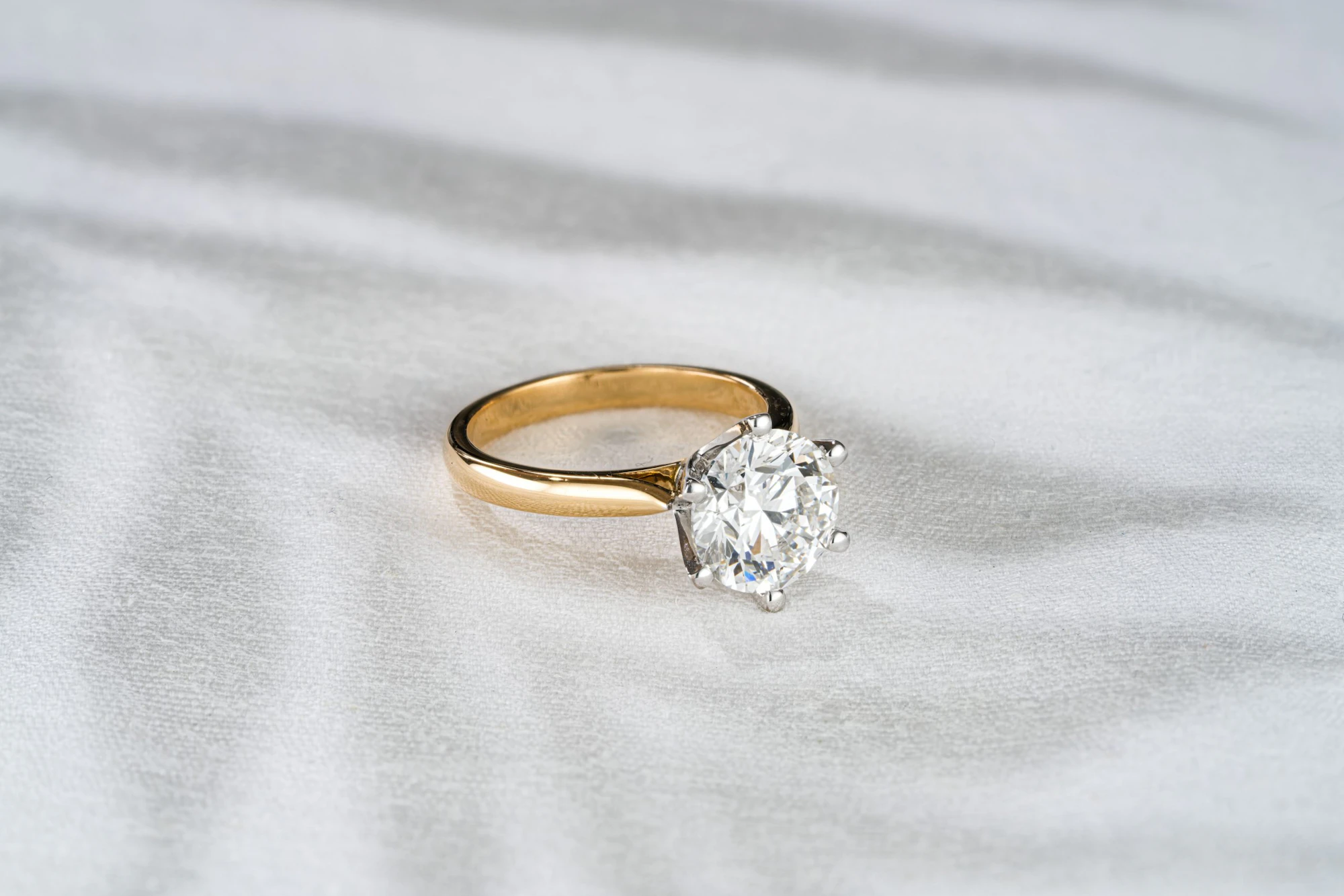 round cut diamond ring
