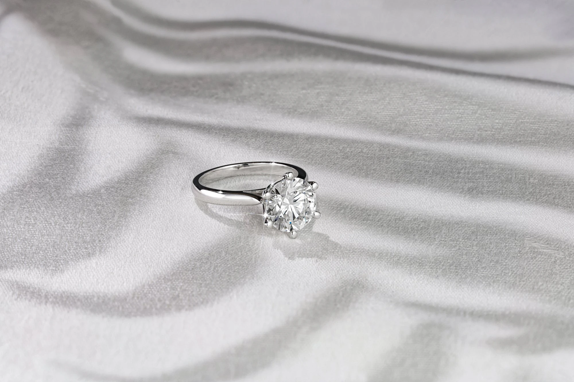 D-shaped wedding ring