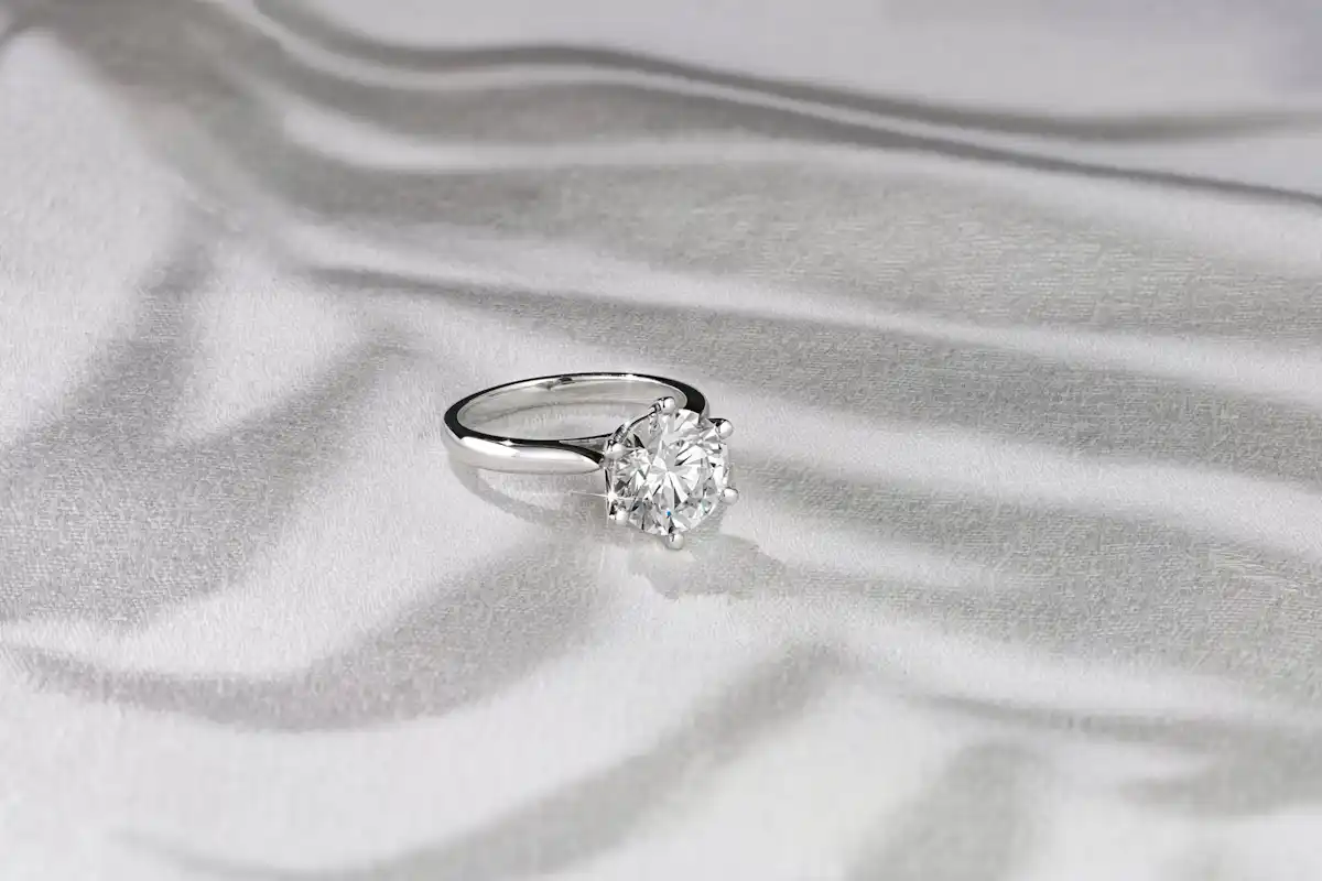 D-shaped wedding ring