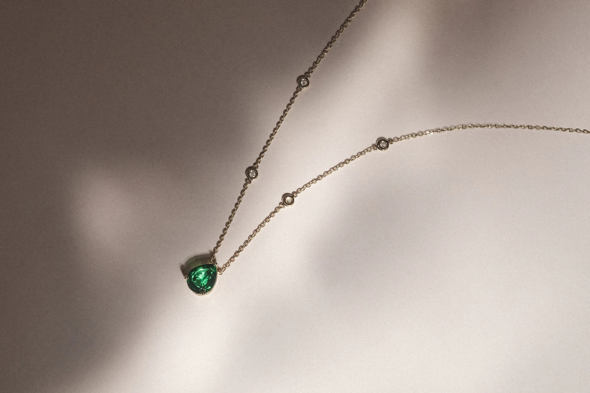 emeral pendant necklace