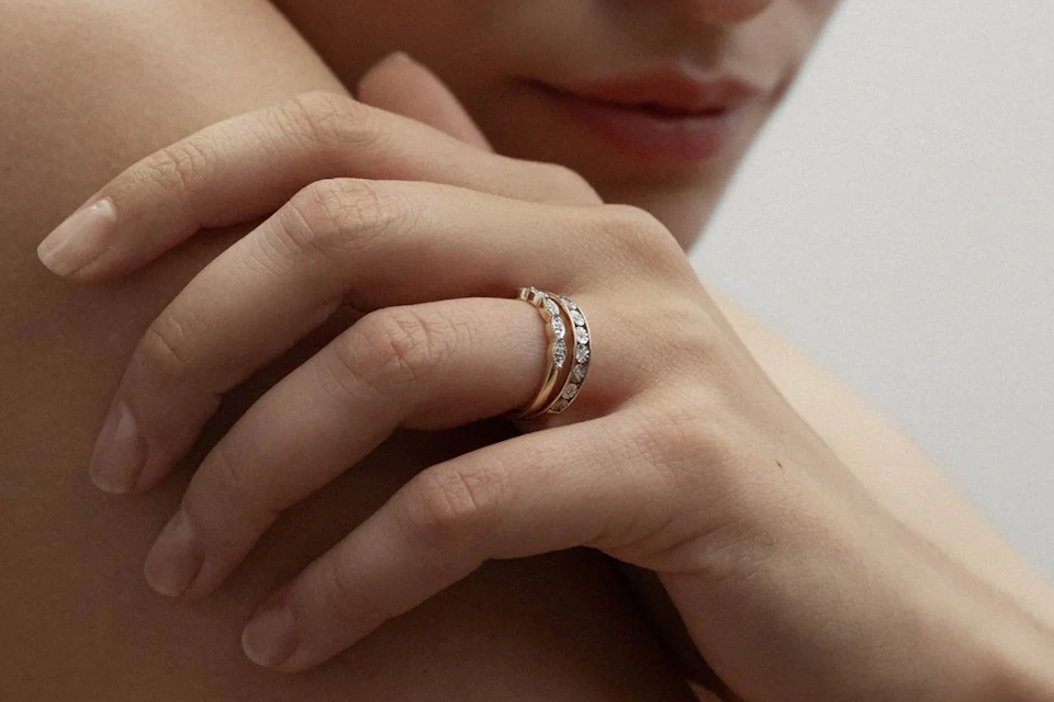 woman wearing a divorce ring