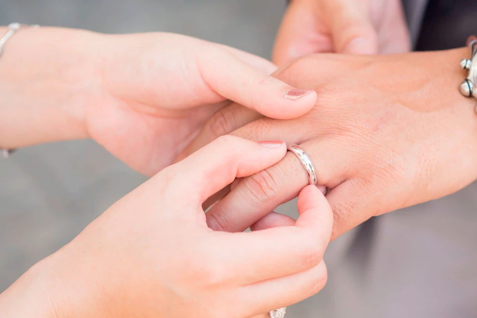 Can women ask men to marry them?