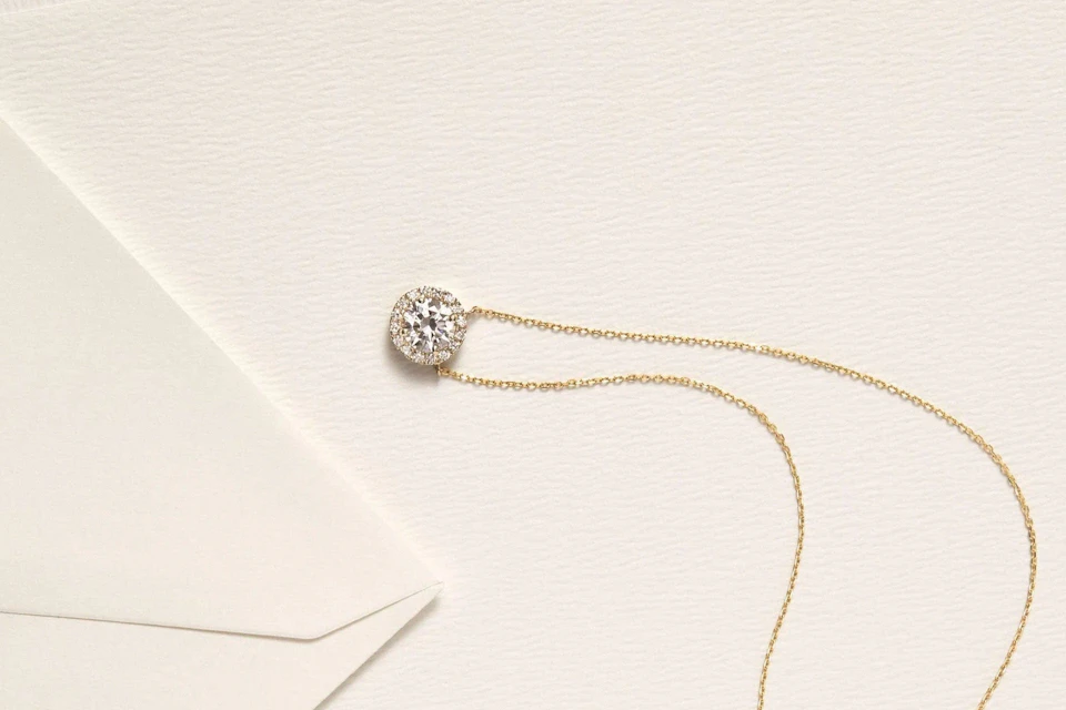 brilliant diamond pendant in yellow gold chain