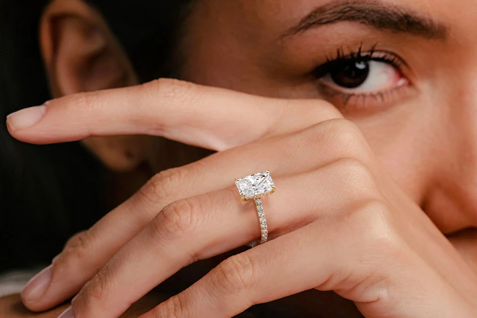 Hidden halo ring setting