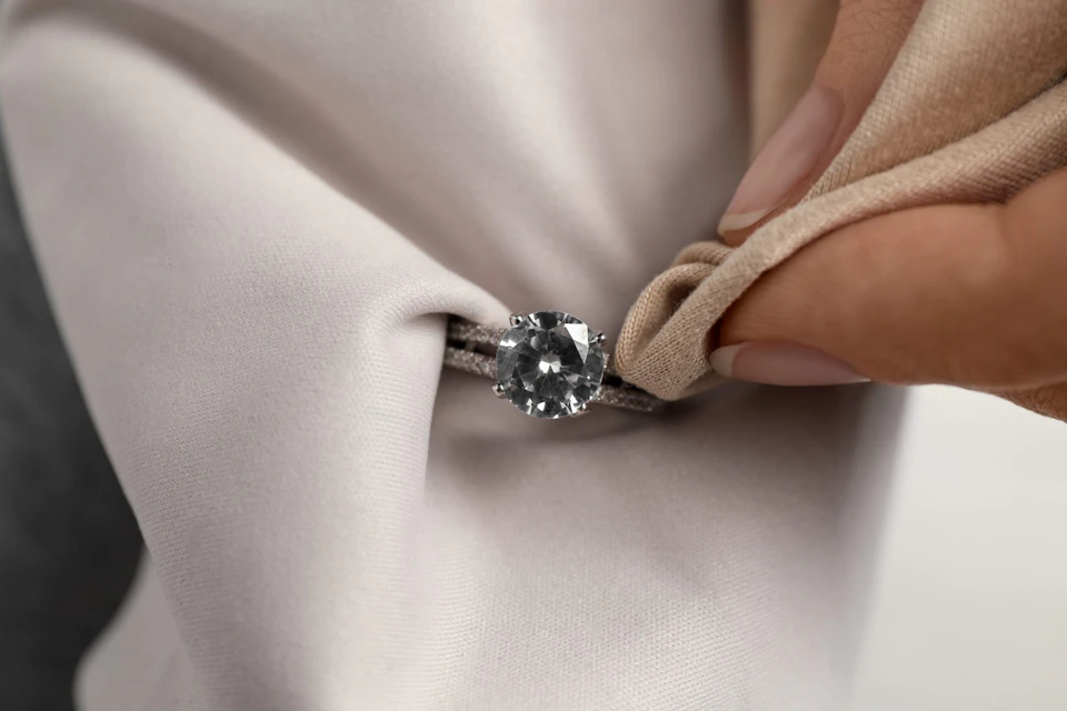 Cleaning a silver ring