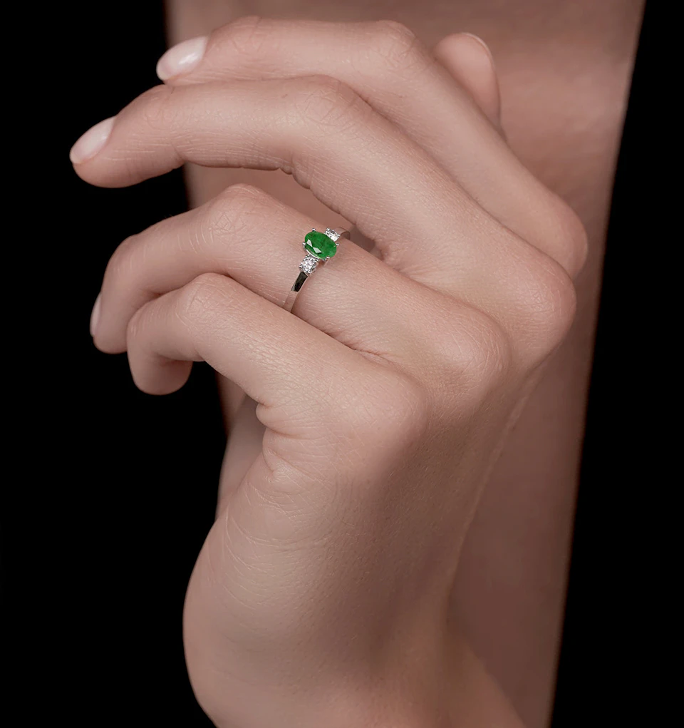 Emerald 6 x 4mm And Diamond 18K White Gold Ring N4314Y