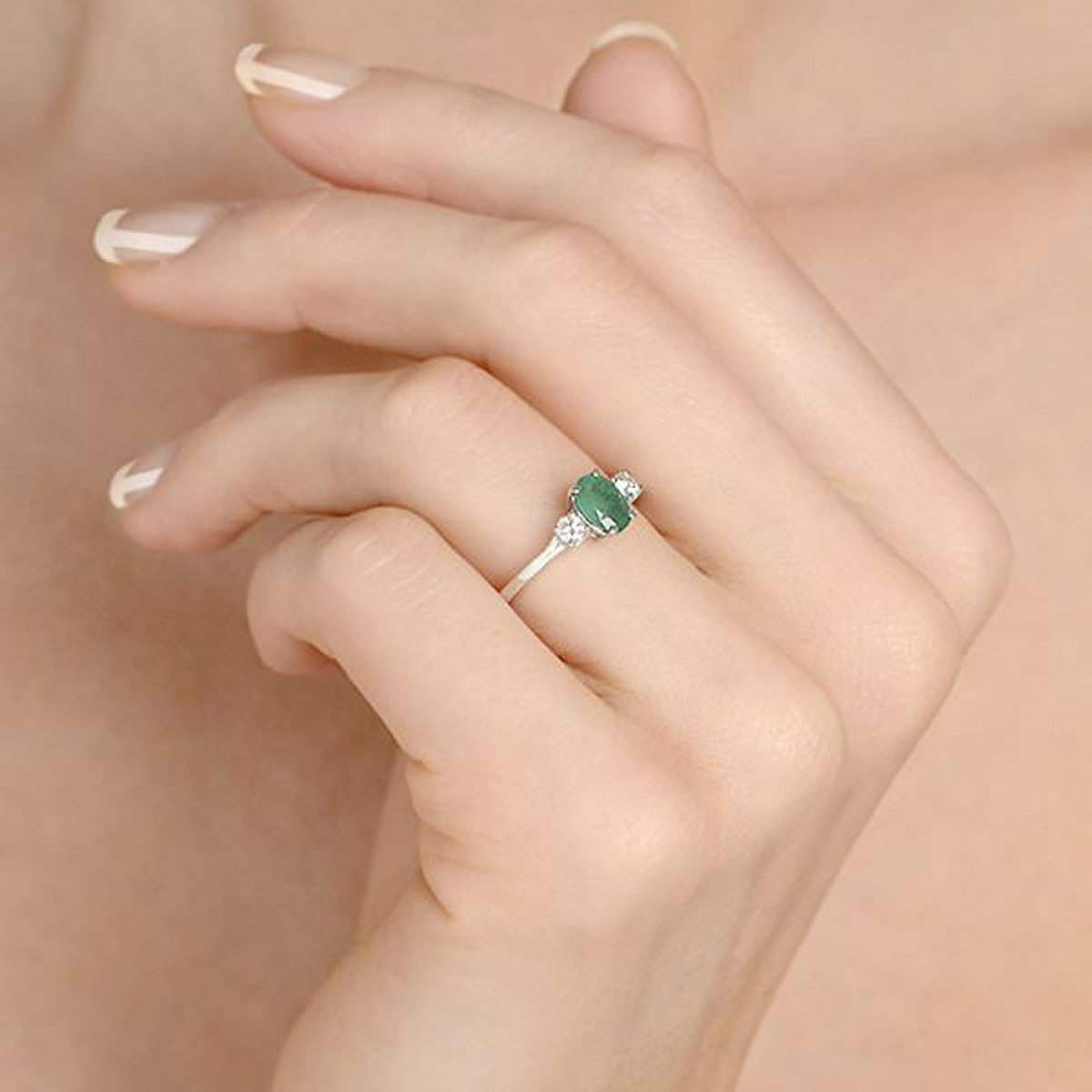 Emerald 0.75ct And Diamond 18K White Gold Ring N4316Y